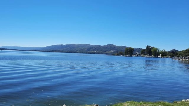 Carlos Paz paisaje soleado.