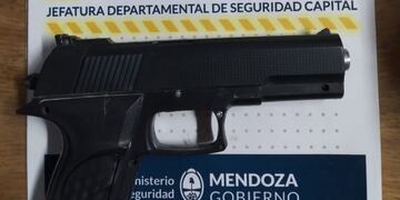 La réplica de arma de fuego que secuestró la Policía.