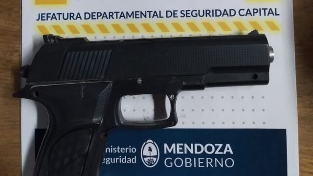 La réplica de arma de fuego que secuestró la Policía.