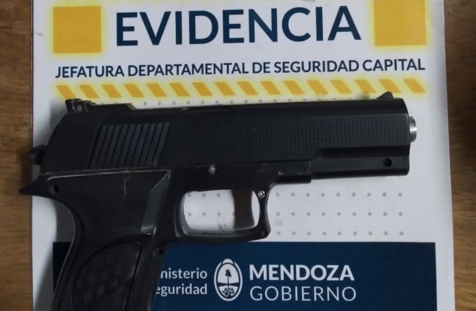 Tres detenidos con réplica de arma de fuego en La Falda