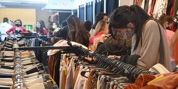 Muchos comercios mendocinos cierran sus puertas en la siesta por la ola de calor.