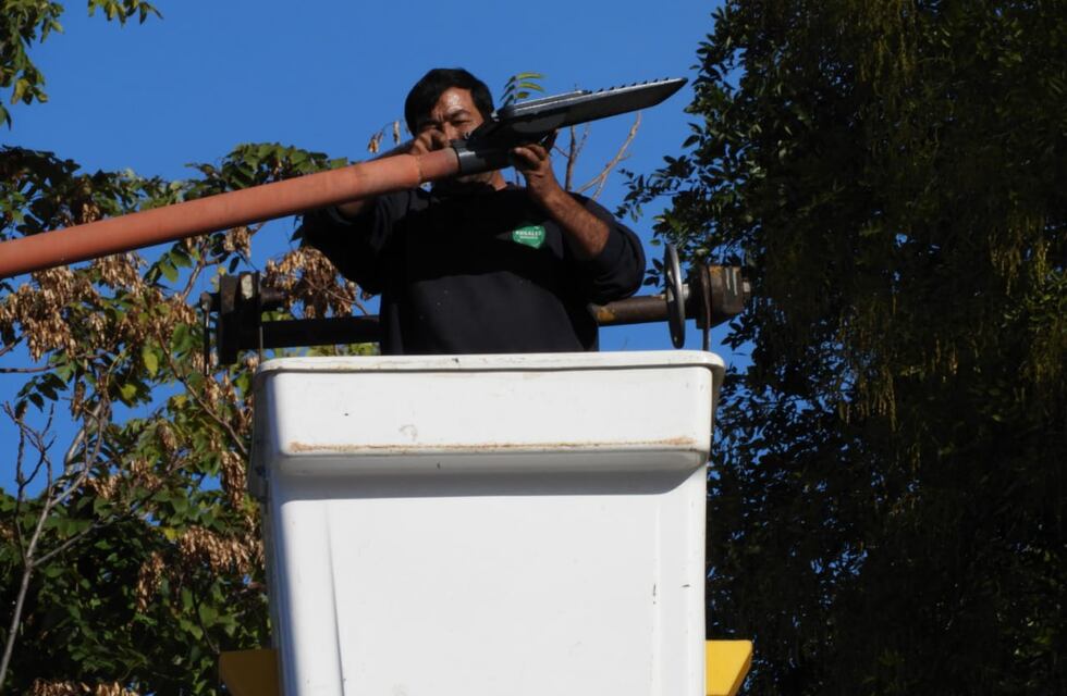 Instalan nuevas luminarias en el acceso a la ciudad por calle Colón