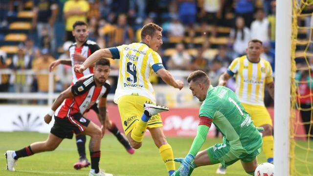 El beltranense definió de taco ante Franco Armani y así igualó la marca del "Torito".