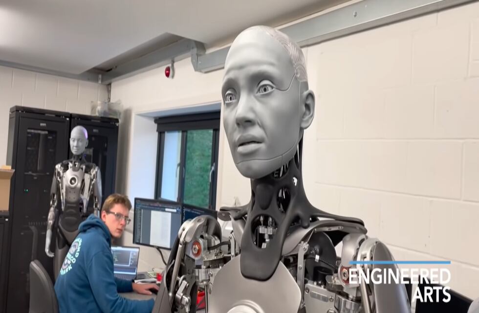 Furor por el robot que asegura que soñó con dinosaurios y luchó contra extraterrestres