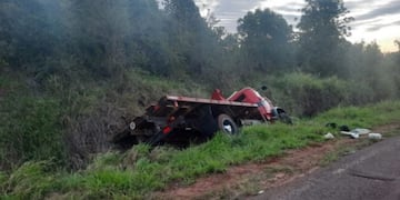 Accidente vial en Leandro N. Alem terminó con materiales de construcción por toda la arteria.