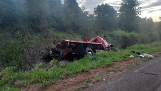 Accidente vial en Leandro N. Alem terminó con materiales de construcción por toda la arteria.
