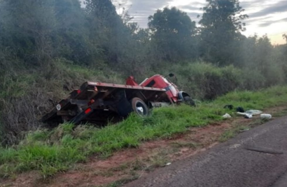 Accidente vial en Leandro N. Alem terminó con materiales de construcción por toda la arteria