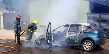 Un auto se incendió en plena vía pública de Puerto Iguazú.