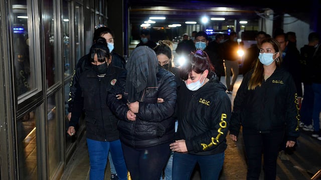 Policías llevan detenida a Brenda Agüero, la enfermera acusada por las muertes de bebes en el Hospital Materno Neonatal.