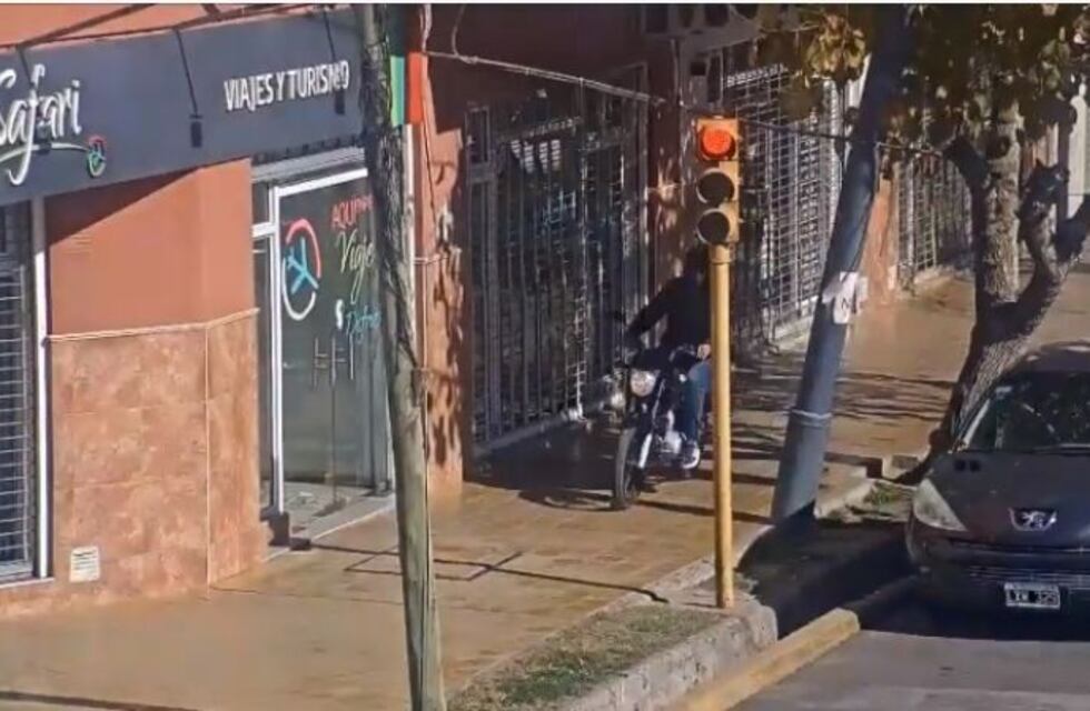 Video: persecución de película en San Juan para detener a un motochorro