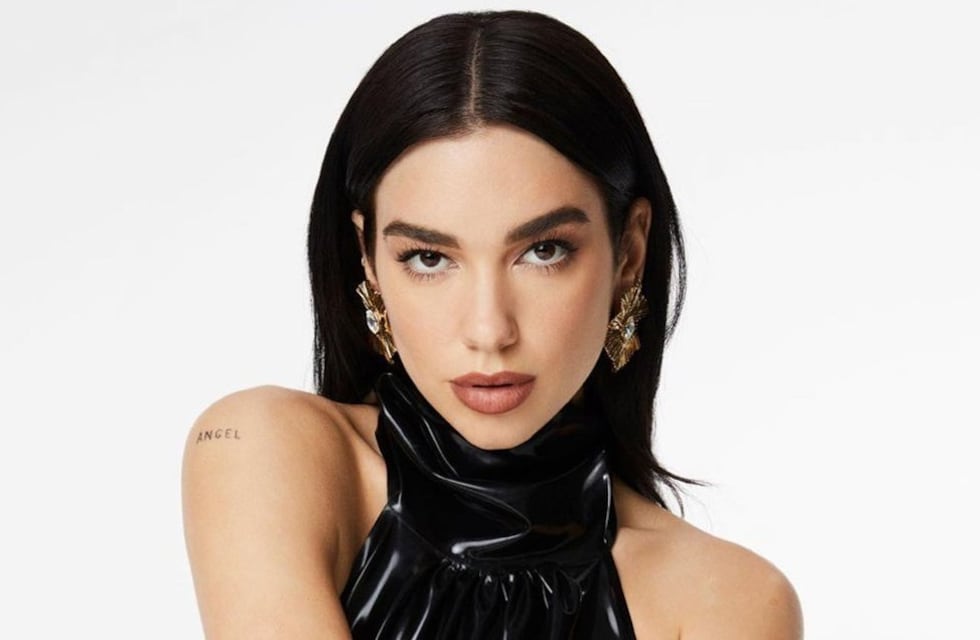 Dua Lipa se sumó a la moda de “tanga a la vista” con un vestido revelador