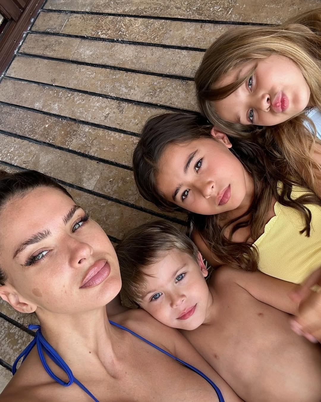 La China Suárez junto a sus 3 hijos.