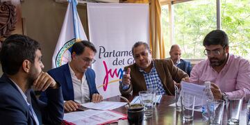 El concejal Fabián Rodríguez, de la ciudad de Palpalá, exponiendo uno de los temas que serán abordados en el plenario del viernes 24.