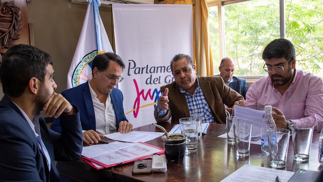 El concejal Fabián Rodríguez, de la ciudad de Palpalá, exponiendo uno de los temas que serán abordados en el plenario del viernes 24.
