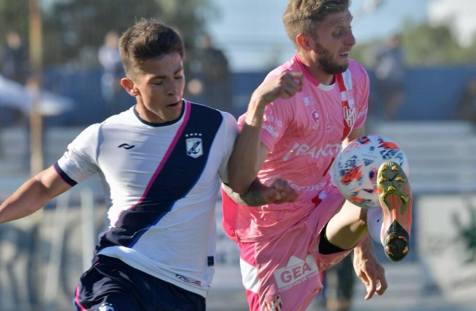 Increíble: jugadores de Instituto se pelearon para ejecutar un penal