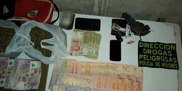Se secuestraron 70 mil pesos, marihuana y cocaína fraccionada presuntamente para la venta, seis celulares y una balanza de precisión.