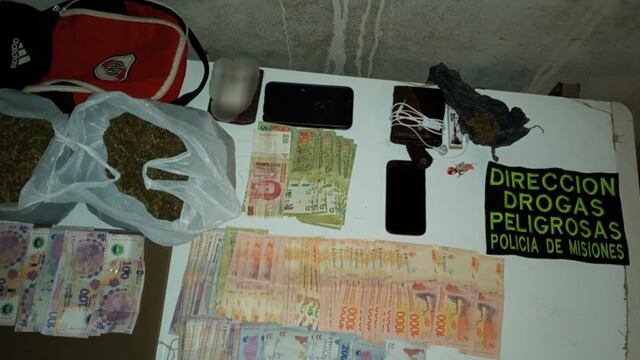 Se secuestraron 70 mil pesos, marihuana y cocaína fraccionada presuntamente para la venta, seis celulares y una balanza de precisión.