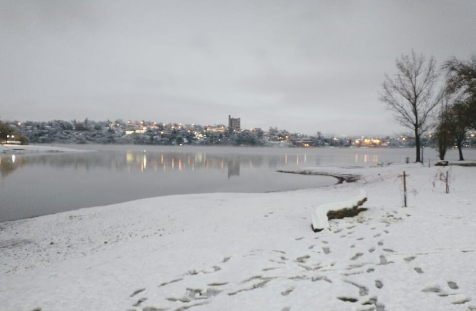Nieve en Carlos Paz: postales de un miércoles “teñido de blanco” en las sierras cordobesas