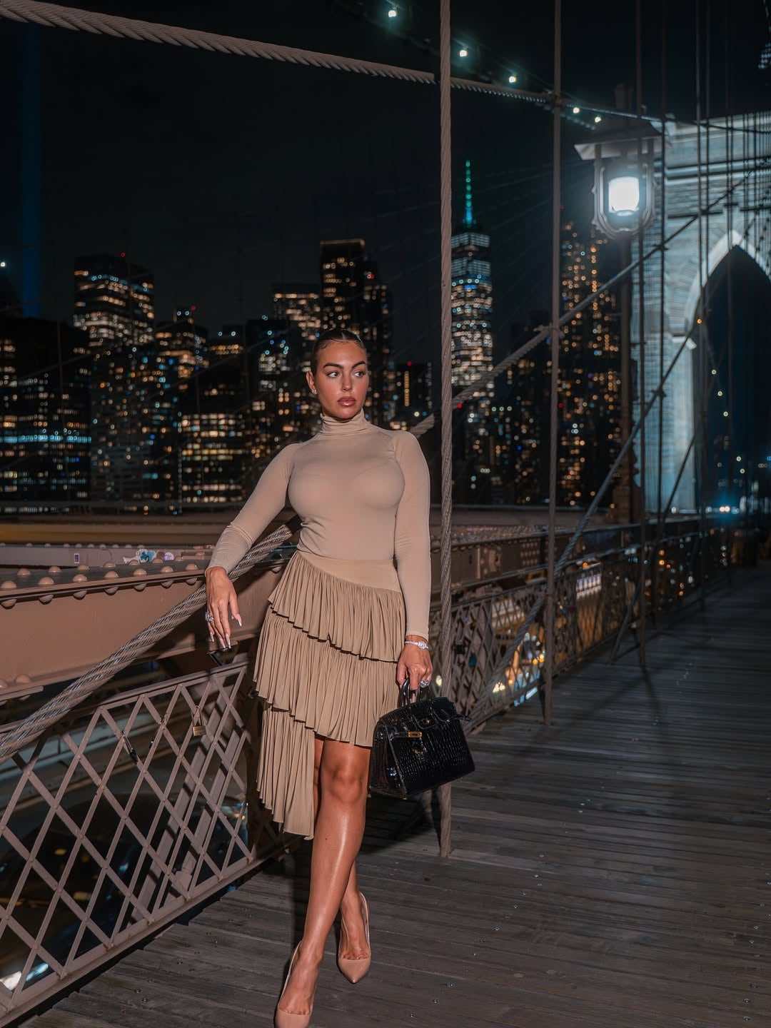 Georgina Rodríguez eligió un vestido en color nude mega ajustado y se consagró como reina de las tendencias
