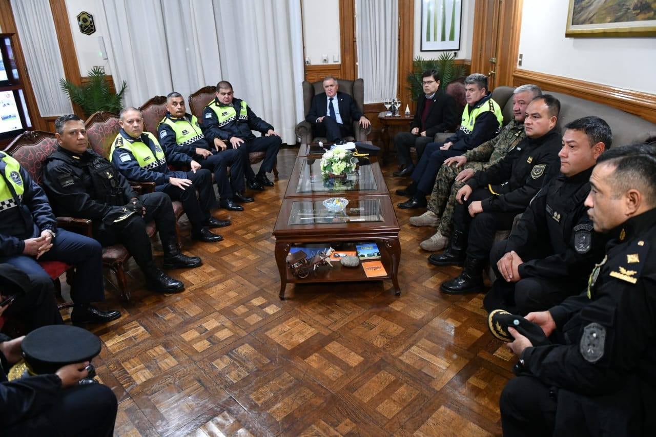 Jaldo junto a la plana mayor de la Policía.