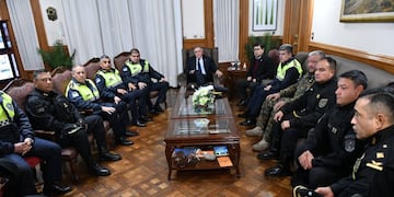Jaldo junto a la plana mayor de la Policía para evaluar la seguridad. La reunión se centró en el exitoso dispositivo del partido y en nuevas medidas de prevención.