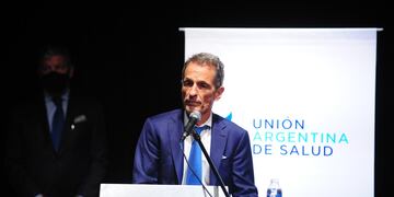 Claudio Belocopitt encabezó la conferencia de prensa la Unión Argentina de Entidades de Salud en el Paseo la Plaza. (Foto: Clarín)