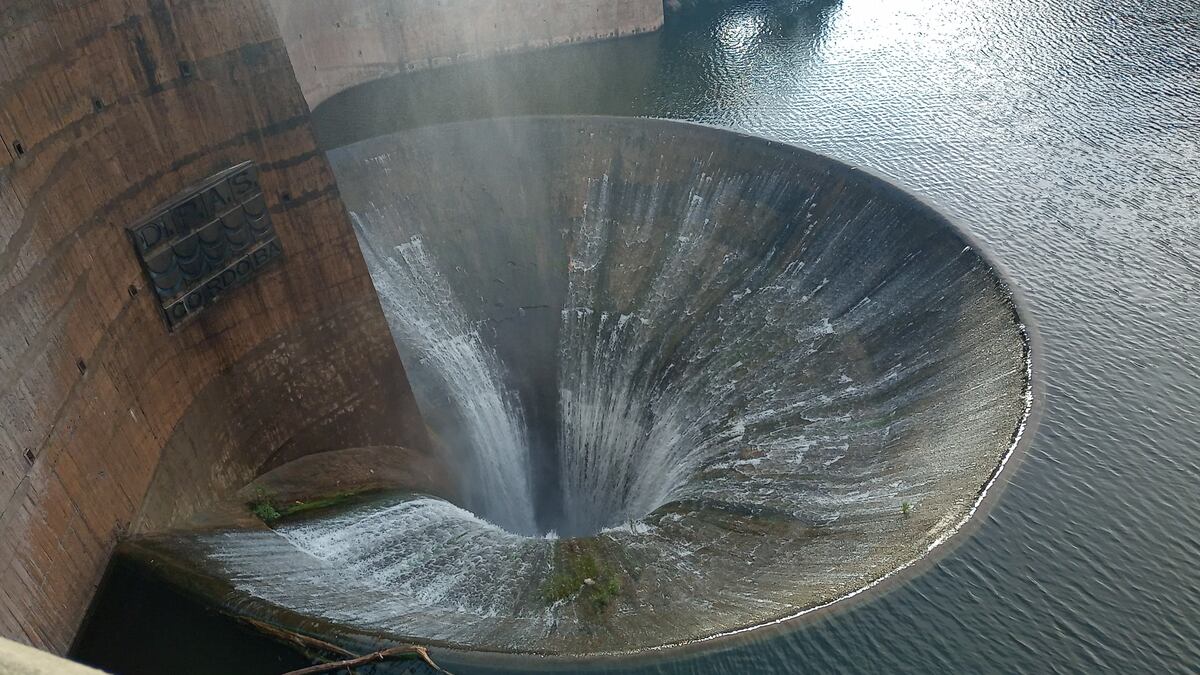 El espectáculo del dique San Roque: embudo y “cola de la novia” luego de las lluvias en Córdoba. (Gentileza El diario de Carlos Paz)