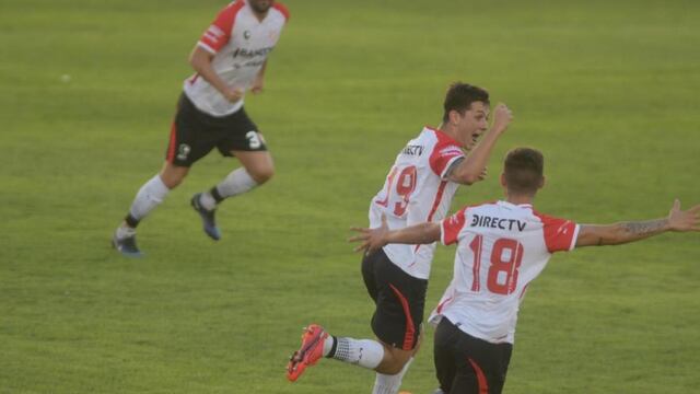 Gol de tiro libre y un fútbol fresco. El aporte del juvenil enganche para la Gloria