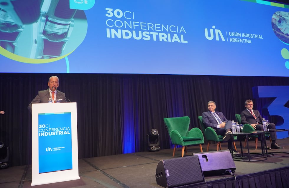 Martín Llaryora llegó a una conferencia industrial que inició con duros discursos