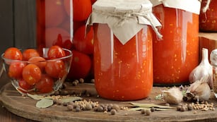 Conserva de tomates con albahaca: trucos y el paso a paso para aprovechar la temporada