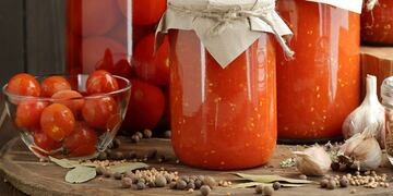 Conserva de tomates con albahaca: trucos y el paso a paso para aprovechar la temporada