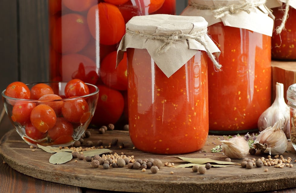 Conserva de tomates con albahaca: trucos y el paso a paso para aprovechar la temporada