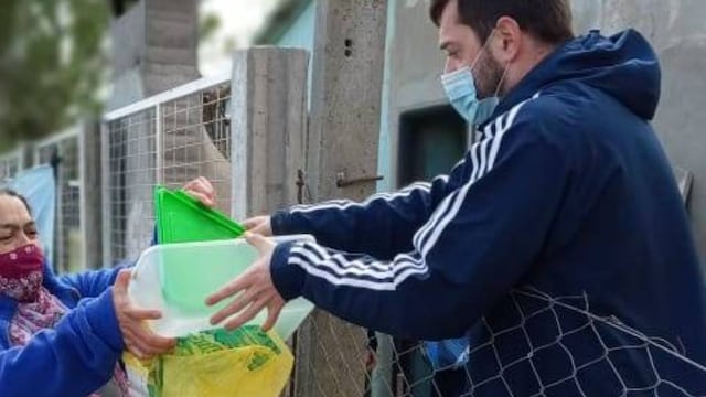 La Barra de los trapos, la hinchada de Atlético de Rafaela, organizó una olla popular en el barrio 2 de abril