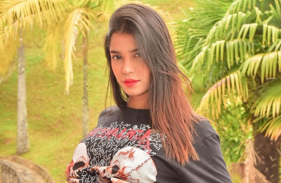 Tras su separación, Jenn Muriel se subió el suéter y posó en un conjunto de lencería negra