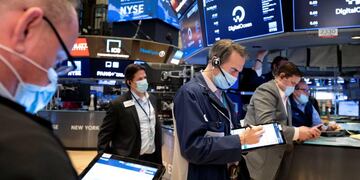 La expectativa está puesta este lunes cuando los mercados de la Bolsa comiencen a operar. Clarín.