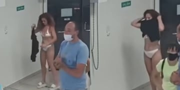 Una mujer usó su vestido como tapabocas y se volvió viral.