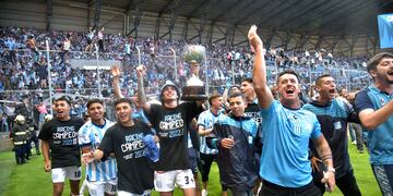 Racing festejó en San Luis al vencer en los penales a Villa Mitre, es el campeón del Federal A y ascendió a la Primera Nacional. (Javier Ferreyra / Enviado Especial)