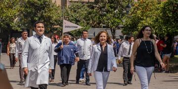 Las autoridades del hospital "San Roque" encabezaron el desfile con que se celebró el 174.to aniversario del nosocomio jujeño.