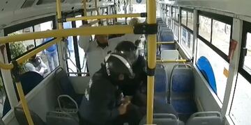 La conductora debió forcejear con el hombre hasta que llegó la Policía.