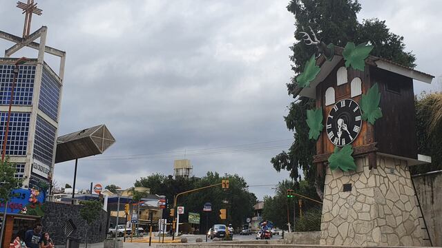 Un día de verano nublado en el Reloj Cucú de Villa Carlos Paz. (Foto: VíaCarlosPaz).
