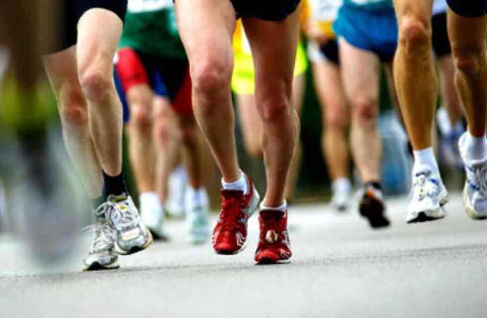 Amor maratonista en Rosario: corrieron juntos y su novio la sorprendió con “la pregunta” en la meta