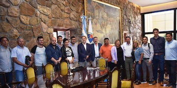 El vicegobernador Alberto Bernis y el secretario general de la CTA Jujuy, Santiago Hamud, ambos al centro, junto a dirigentes y legisladores, al término de la reunión.