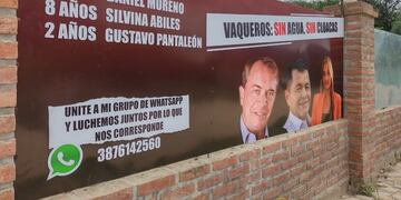 Vecinos escracharon a políticos por falta de agua y cloacas.