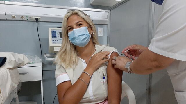 Las primeras personas inoculadas son terapistas, trabajadores de laboratorios moleculares y servicios de emergencias. (@minsaludsantafe)
