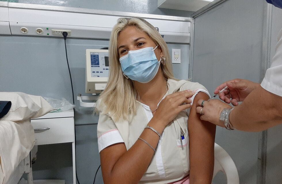 El 0,8% de las vacunas contra el coronavirus en Santa Fe generaron síntomas