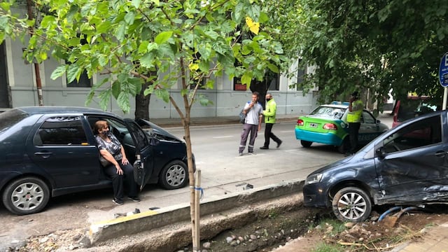 El choque entre dos autos dejó sin luz a una zona de Ciudad