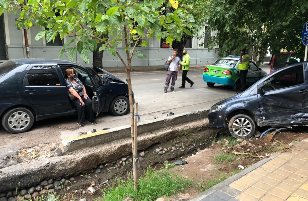 El choque entre dos autos dejó sin luz a una zona de Ciudad