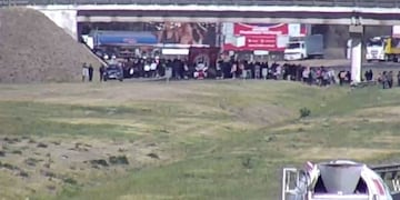 La manifestación comenzó a las 9 de la mañana dejoba del puente que conecta con Wilde.