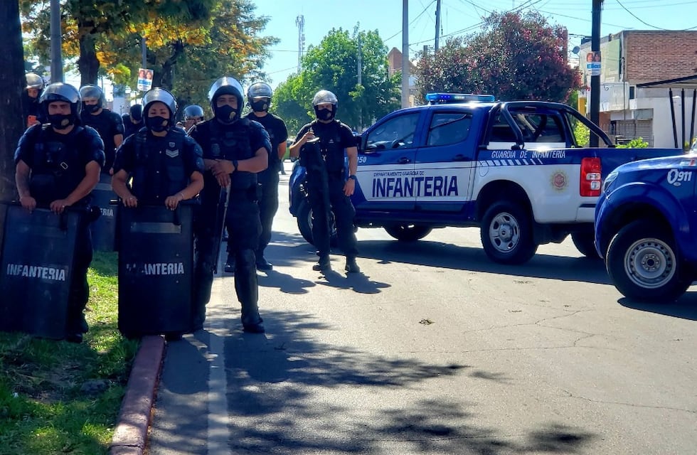Carreros cortaron parte de la ruta 20 y podrían ser imputados junto a policías