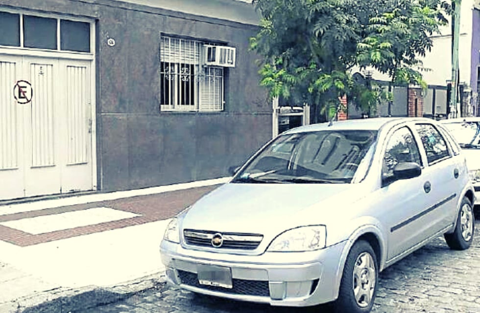Furia en Resistencia: se cansó de que su vecina le tape la salida del garage con su auto y se lo grafiteó